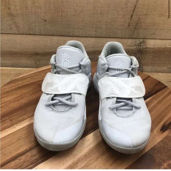 Nike Boys Kyrie Flytrap III BQ5620-007 Gray Lace Up Basketball Shoes Size 6 Y - Picture 2 of 6